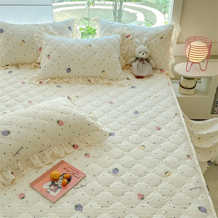 91家纺网 家纺一手货源 找家纺 忘忧草 2025新款亲肤水洗棉夹棉床裙--小清新系列 甜蜜草莓