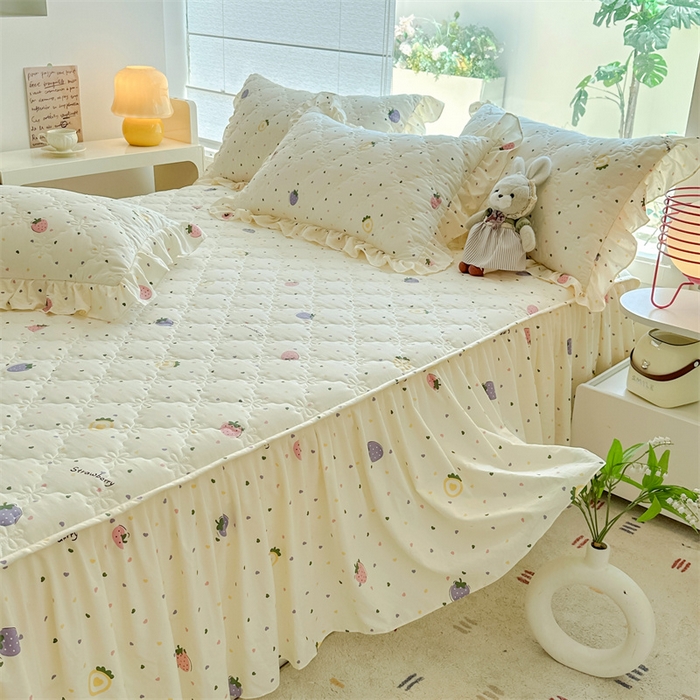 91家纺网 家纺一手货源 找家纺 忘忧草 2025新款亲肤水洗棉夹棉床裙--小清新系列 甜蜜草莓