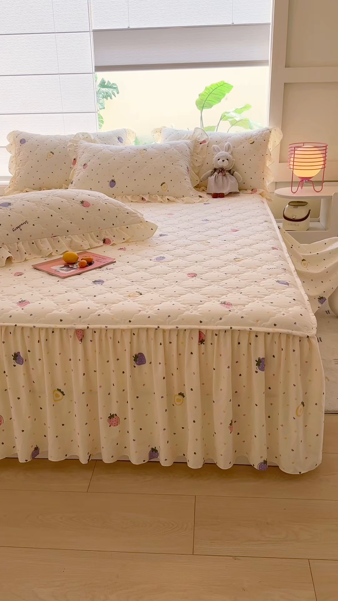 91家纺网 家纺一手货源 找家纺 忘忧草 2025新款亲肤水洗棉夹棉床裙--小清新系列 甜蜜草莓