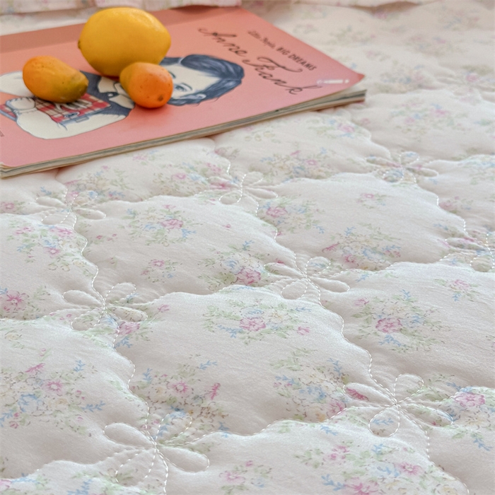 91家纺网 家纺一手货源 找家纺 忘忧草 2025新款亲肤水洗棉夹棉床裙--小清新系列 畅想花海