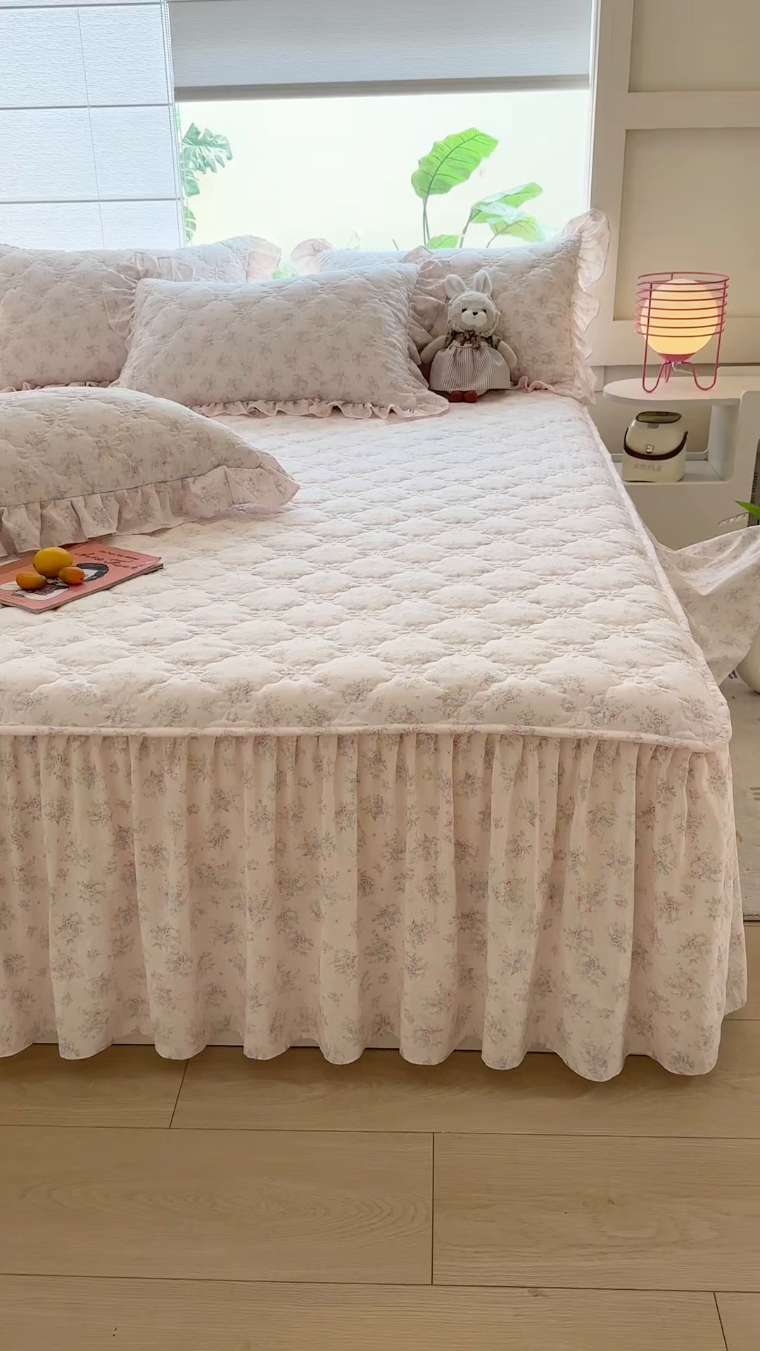 91家纺网 家纺一手货源 找家纺 忘忧草 2025新款亲肤水洗棉夹棉床裙--小清新系列 畅想花海