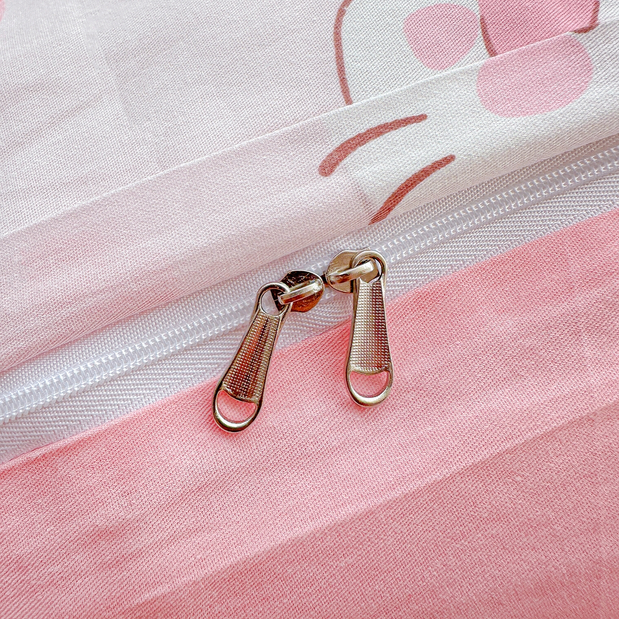 91家纺网 家纺一手货源 找家纺 恩泽家纺 2025新款全棉纯棉12868喷气印花系列被套单品被套单件单被套-第二批 时尚猫咪粉