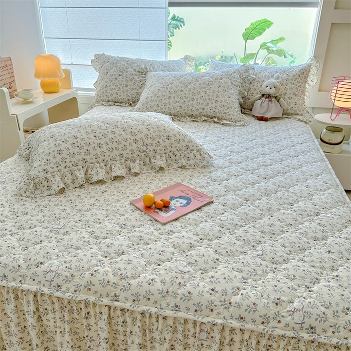 91家纺网 家纺一手货源 找家纺 忘忧草 2025新款亲肤水洗棉夹棉床裙--小清新系列 丛林觅兔