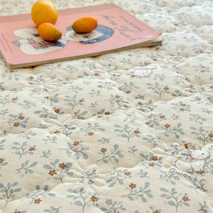 91家纺网 家纺一手货源 找家纺 忘忧草 2025新款亲肤水洗棉夹棉床裙--小清新系列 丛林觅兔