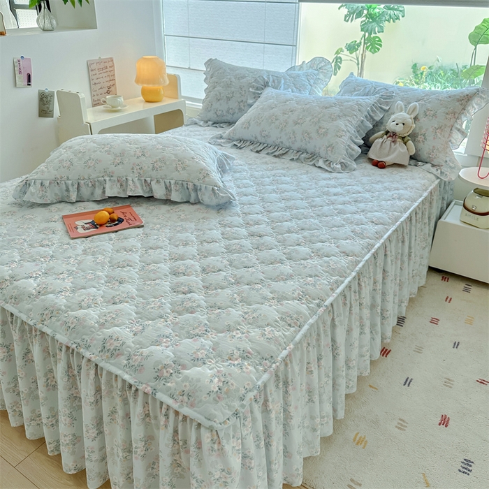 91家纺网 家纺一手货源 找家纺 忘忧草 2025新款亲肤水洗棉夹棉床裙--小清新系列 蓝萱