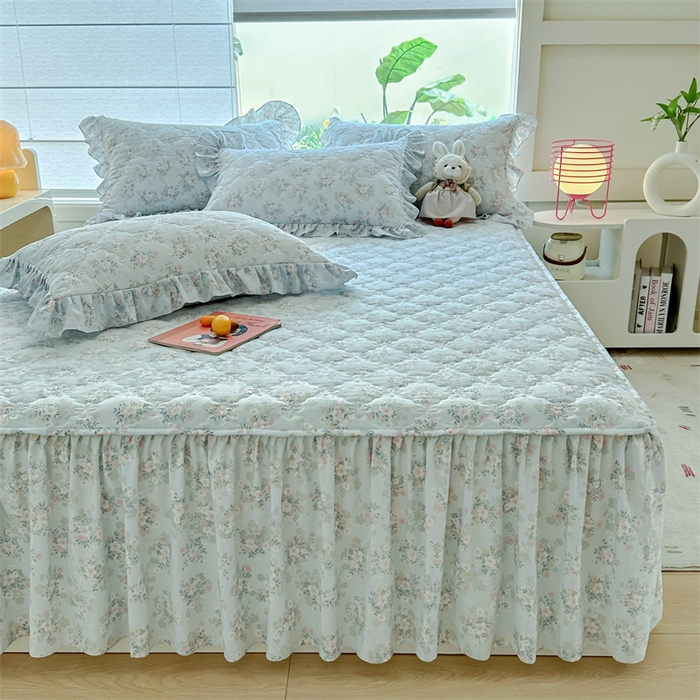 91家纺网 家纺一手货源 找家纺 忘忧草 2025新款亲肤水洗棉夹棉床裙--小清新系列 蓝萱