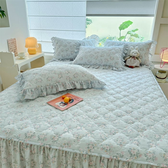 91家纺网 家纺一手货源 找家纺 忘忧草 2025新款亲肤水洗棉夹棉床裙--小清新系列 蓝萱