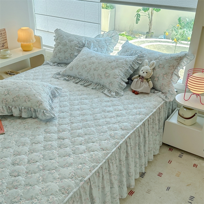 91家纺网 家纺一手货源 找家纺 忘忧草 2025新款亲肤水洗棉夹棉床裙--小清新系列 蓝萱