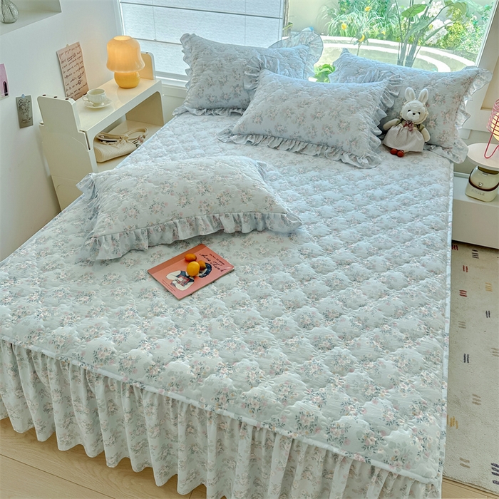 91家纺网 家纺一手货源 找家纺 忘忧草 2025新款亲肤水洗棉夹棉床裙--小清新系列 蓝萱