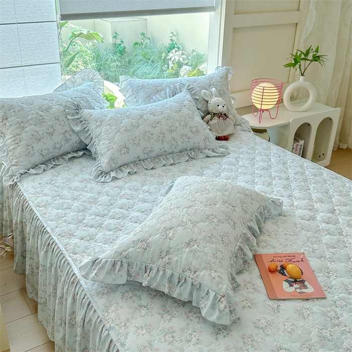 91家纺网 家纺一手货源 找家纺 忘忧草 2025新款亲肤水洗棉夹棉床裙--小清新系列 蓝萱