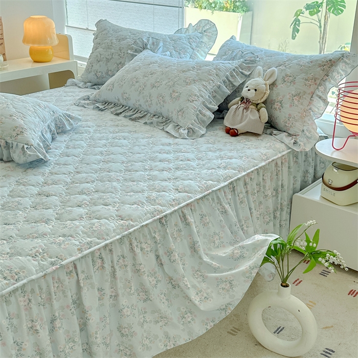 91家纺网 家纺一手货源 找家纺 忘忧草 2025新款亲肤水洗棉夹棉床裙--小清新系列 蓝萱