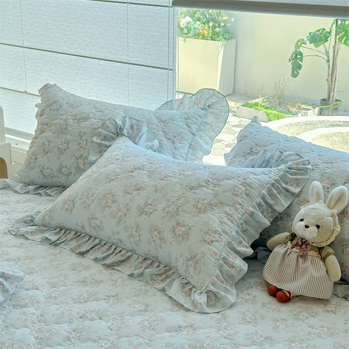 91家纺网 家纺一手货源 找家纺 忘忧草 2025新款亲肤水洗棉夹棉床裙--小清新系列 蓝萱