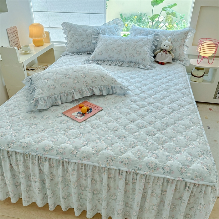 91家纺网 家纺一手货源 找家纺 忘忧草 2025新款亲肤水洗棉夹棉床裙--小清新系列 蓝萱