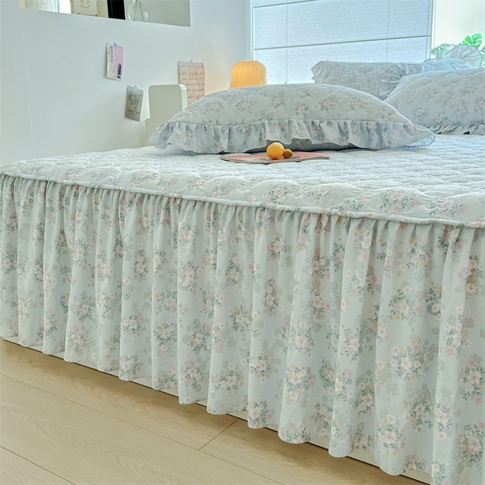 91家纺网 家纺一手货源 找家纺 忘忧草 2025新款亲肤水洗棉夹棉床裙--小清新系列 蓝萱