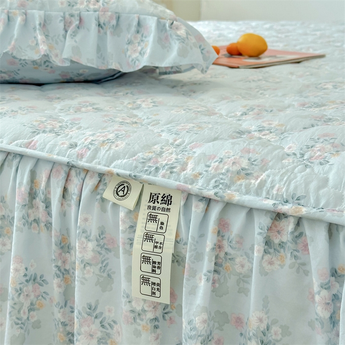 91家纺网 家纺一手货源 找家纺 忘忧草 2025新款亲肤水洗棉夹棉床裙--小清新系列 蓝萱