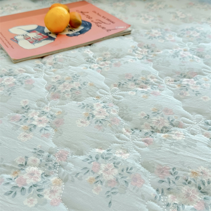 91家纺网 家纺一手货源 找家纺 忘忧草 2025新款亲肤水洗棉夹棉床裙--小清新系列 蓝萱