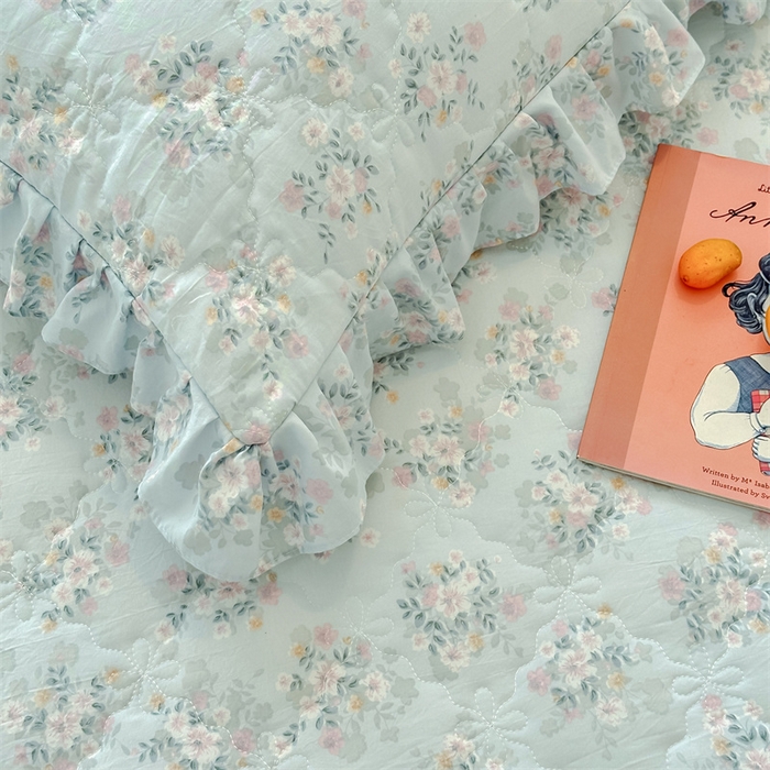 91家纺网 家纺一手货源 找家纺 忘忧草 2025新款亲肤水洗棉夹棉床裙--小清新系列 蓝萱