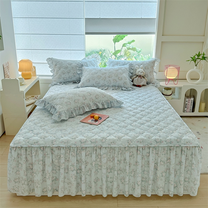 91家纺网 家纺一手货源 找家纺 忘忧草 2025新款亲肤水洗棉夹棉床裙--小清新系列 蓝萱