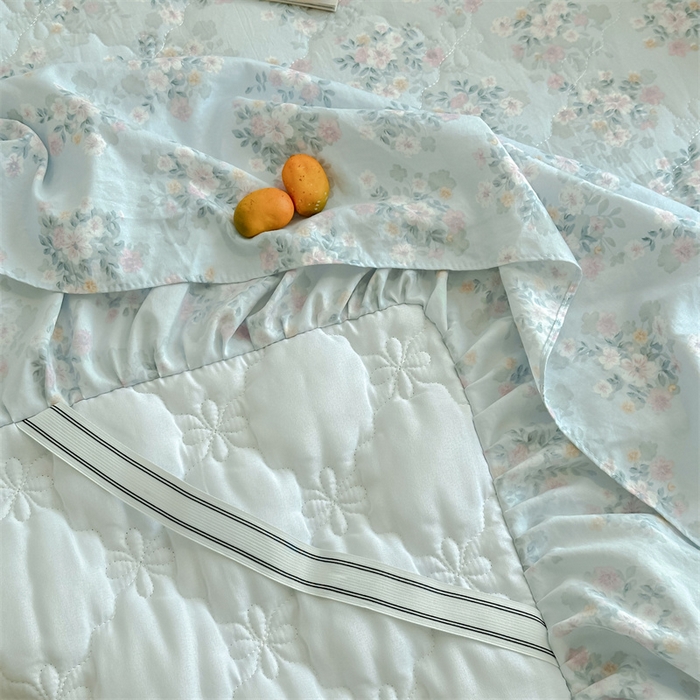 91家纺网 家纺一手货源 找家纺 忘忧草 2025新款亲肤水洗棉夹棉床裙--小清新系列 蓝萱