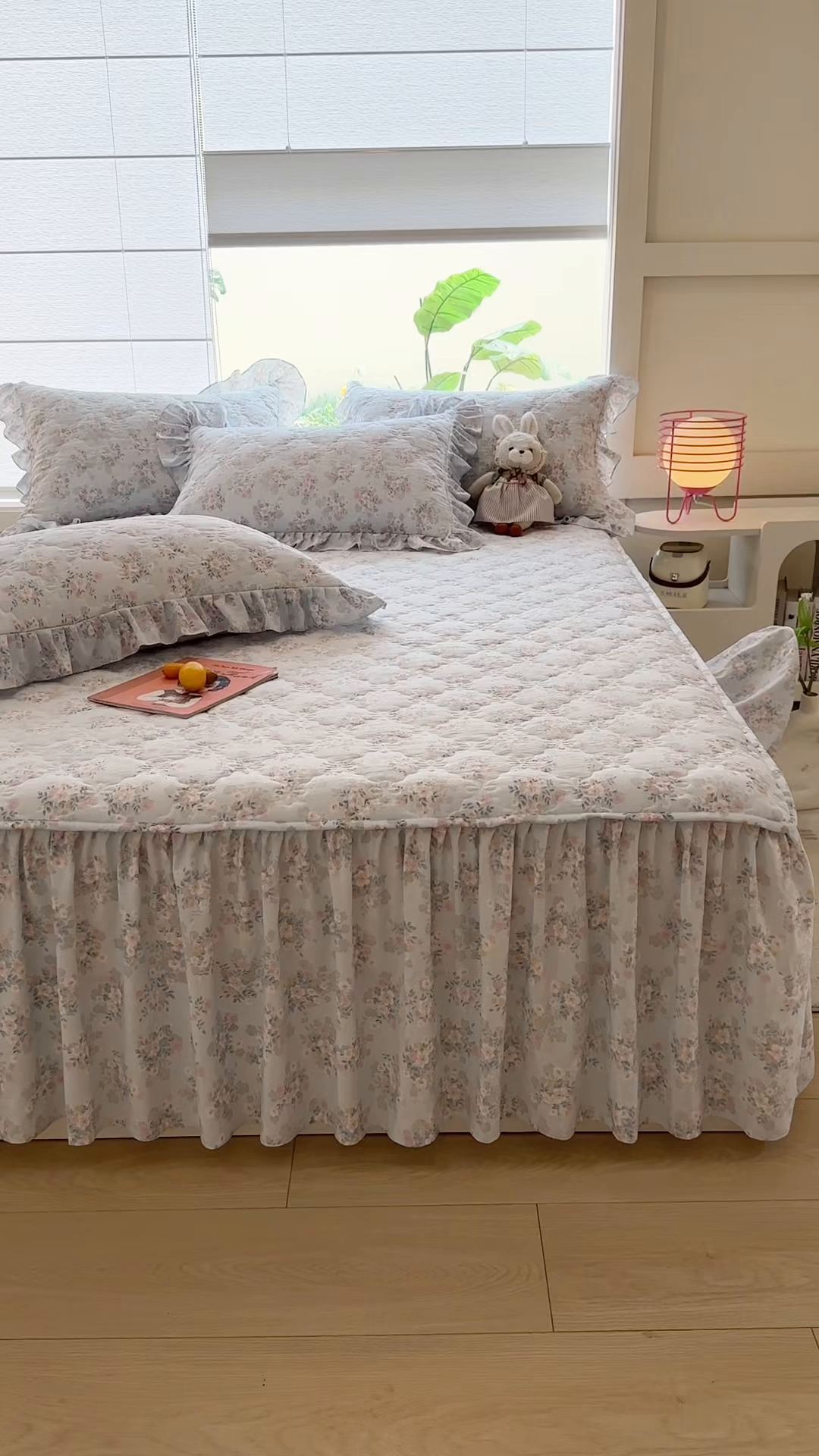 91家纺网 家纺一手货源 找家纺 忘忧草 2025新款亲肤水洗棉夹棉床裙--小清新系列 蓝萱