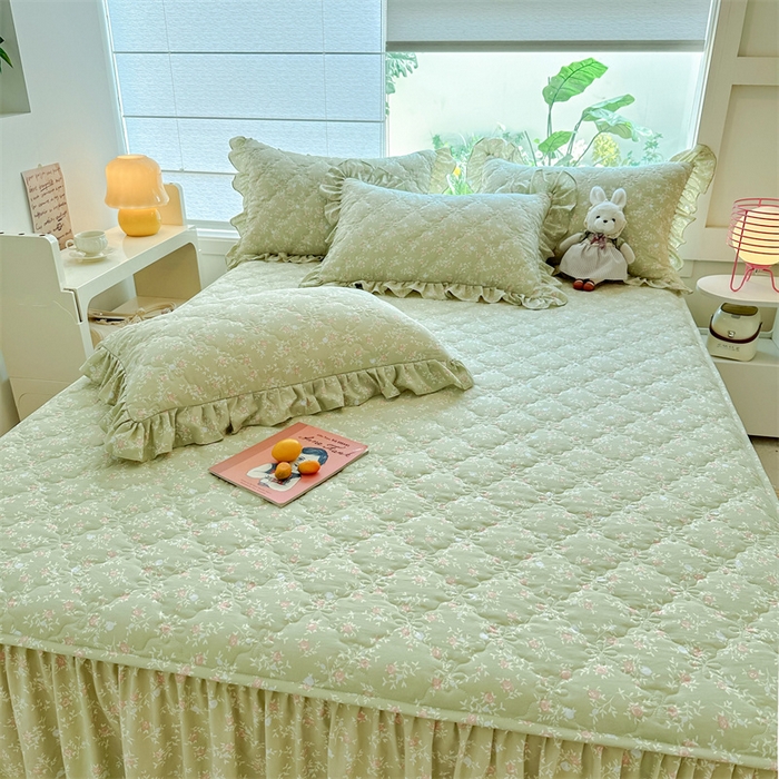 91家纺网 家纺一手货源 找家纺 忘忧草 2025新款亲肤水洗棉夹棉床裙--小清新系列 绿野仙踪