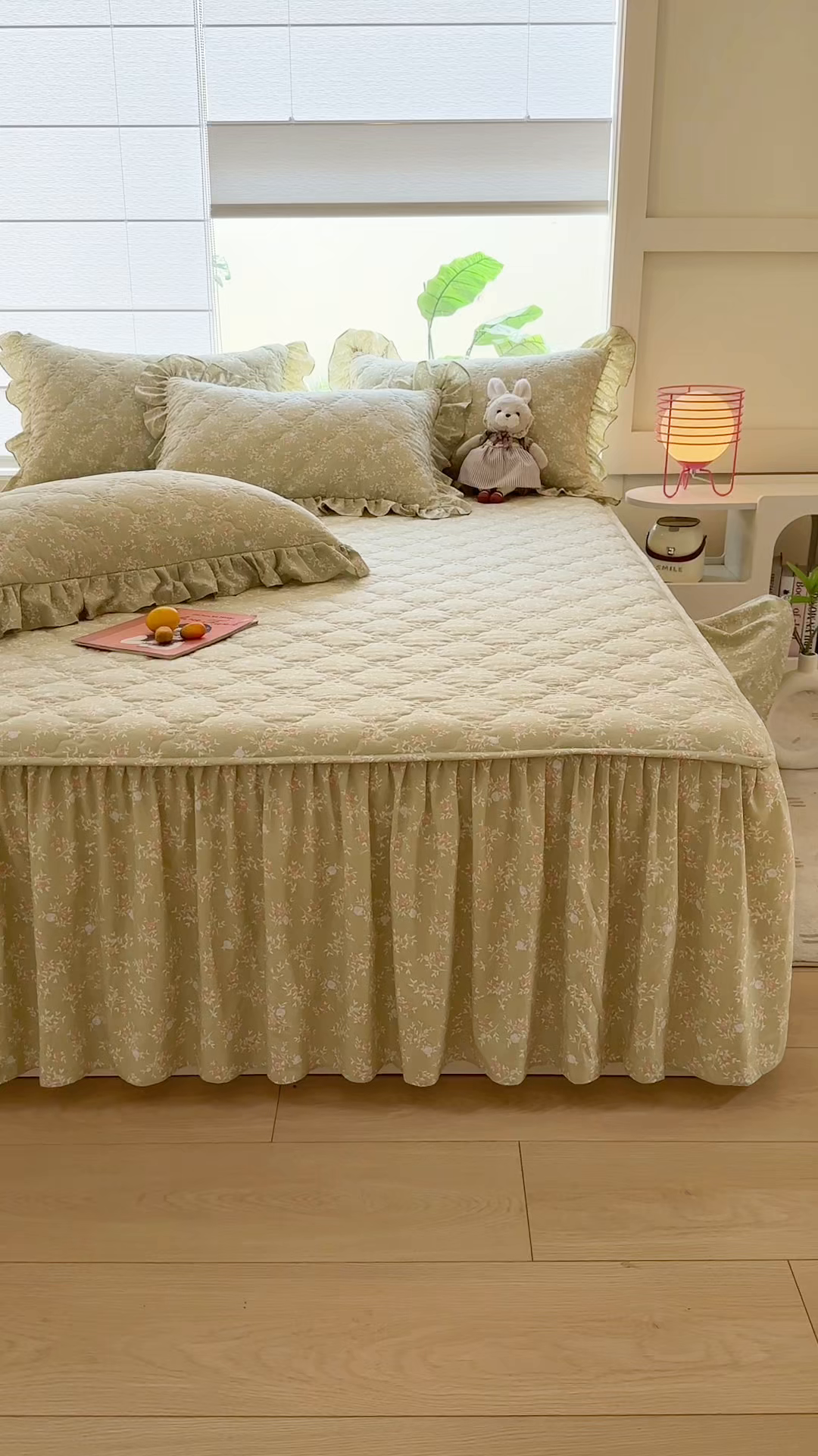 91家纺网 家纺一手货源 找家纺 忘忧草 2025新款亲肤水洗棉夹棉床裙--小清新系列 绿野仙踪