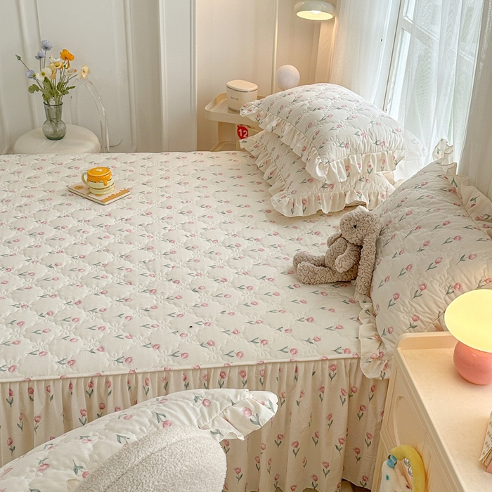 91家纺网 家纺一手货源 找家纺 忘忧草 2025新款亲肤水洗棉夹棉床裙--小清新系列 郁金香