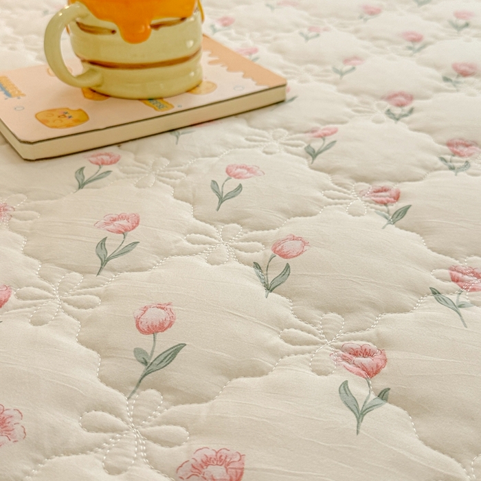 91家纺网 家纺一手货源 找家纺 忘忧草 2025新款亲肤水洗棉夹棉床裙--小清新系列 郁金香