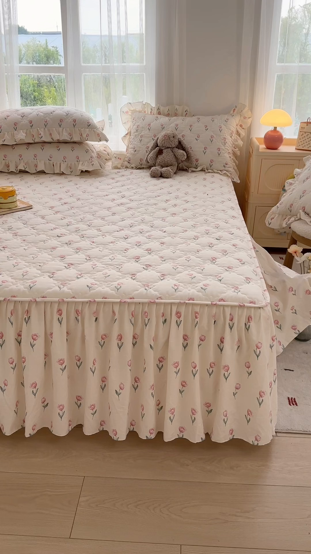 91家纺网 家纺一手货源 找家纺 忘忧草 2025新款亲肤水洗棉夹棉床裙--小清新系列 郁金香