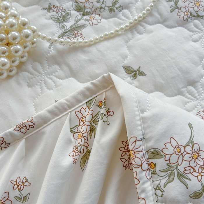 91家纺网 家纺一手货源 找家纺 忘忧草 2025新款亲肤水洗棉夹棉床裙--小清新系列 茶艺师