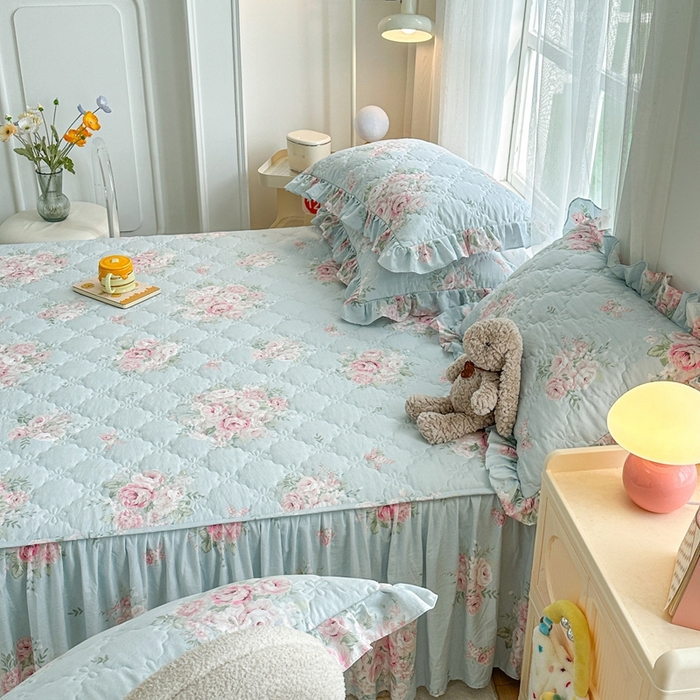 91家纺网 家纺一手货源 找家纺 忘忧草 2025新款亲肤水洗棉夹棉床裙--小清新系列 安娜花园