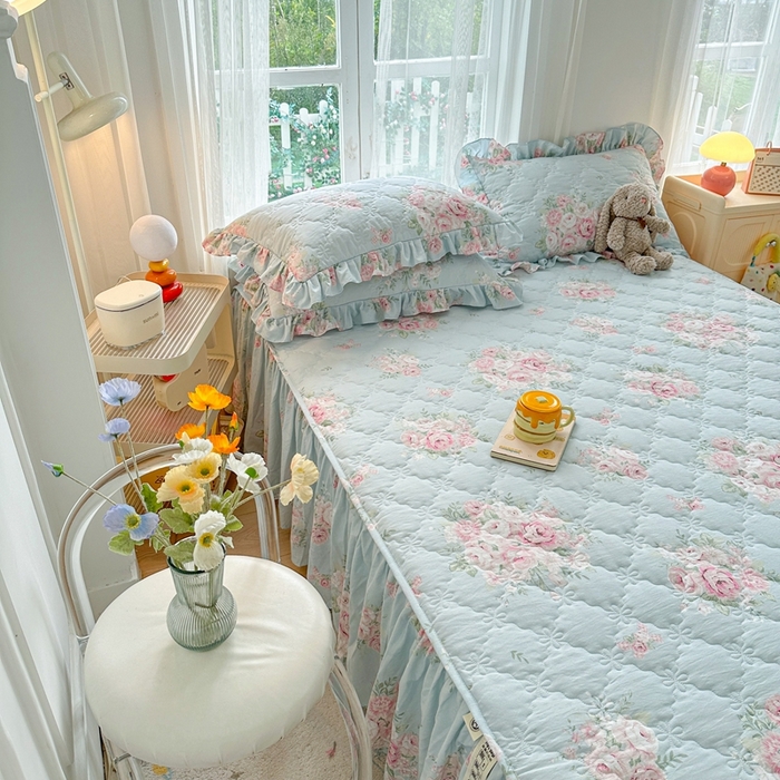 91家纺网 家纺一手货源 找家纺 忘忧草 2025新款亲肤水洗棉夹棉床裙--小清新系列 安娜花园