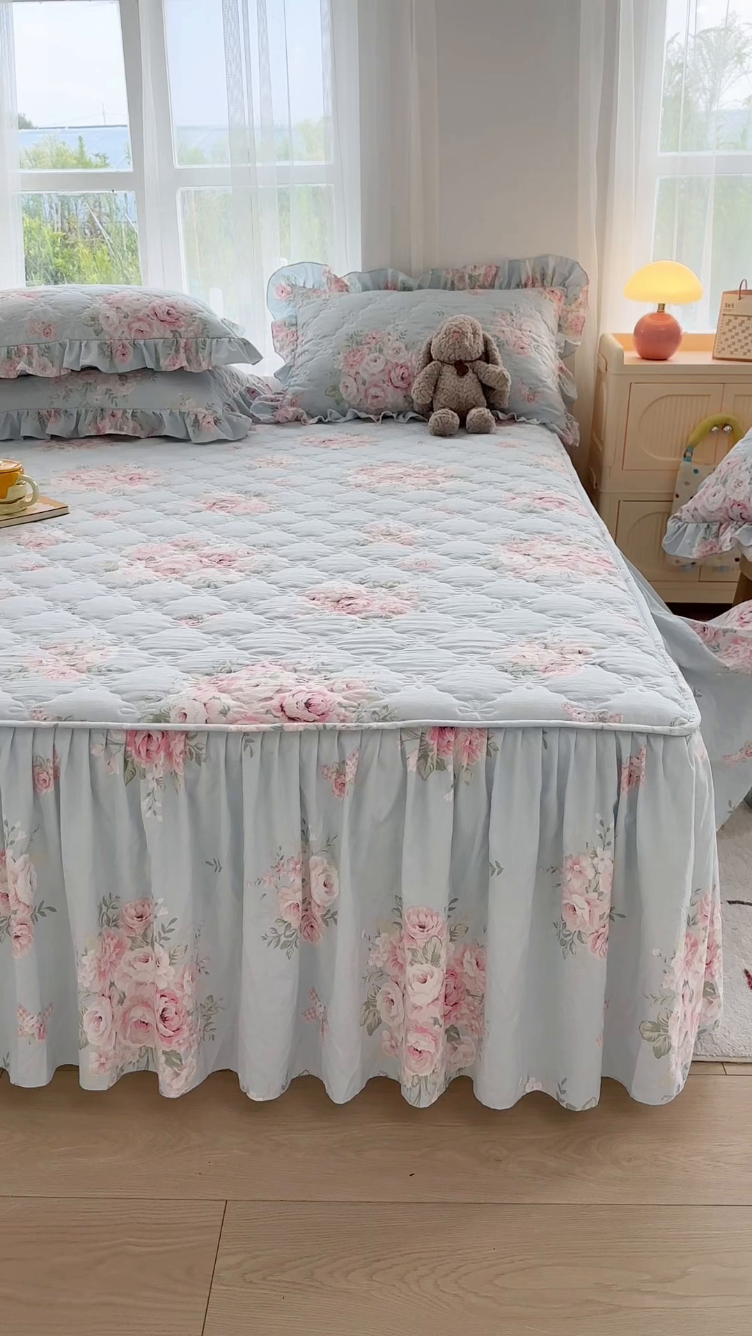 91家纺网 家纺一手货源 找家纺 忘忧草 2025新款亲肤水洗棉夹棉床裙--小清新系列 安娜花园