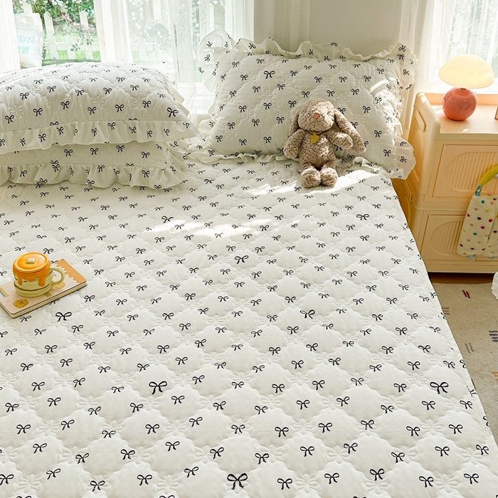 91家纺网 家纺一手货源 找家纺 忘忧草 2025新款亲肤水洗棉夹棉床裙--小清新系列 蝴蝶结