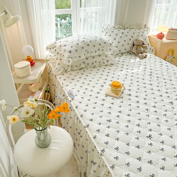 91家纺网 家纺一手货源 找家纺 忘忧草 2025新款亲肤水洗棉夹棉床裙--小清新系列 蝴蝶结