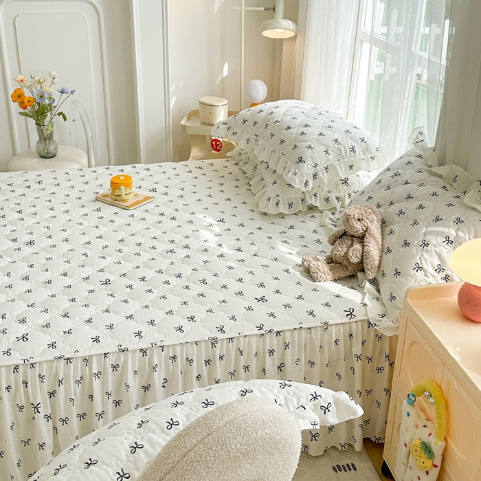 91家纺网 家纺一手货源 找家纺 忘忧草 2025新款亲肤水洗棉夹棉床裙--小清新系列 蝴蝶结