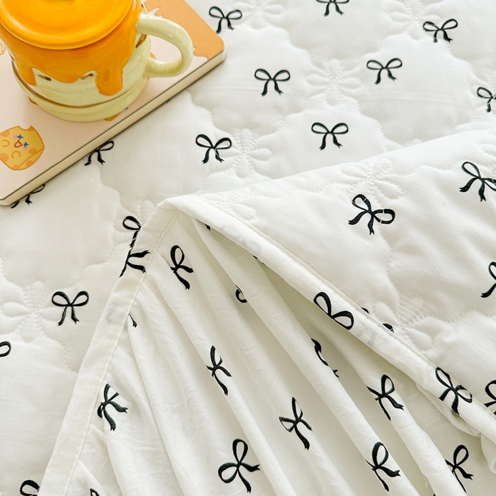 91家纺网 家纺一手货源 找家纺 忘忧草 2025新款亲肤水洗棉夹棉床裙--小清新系列 蝴蝶结