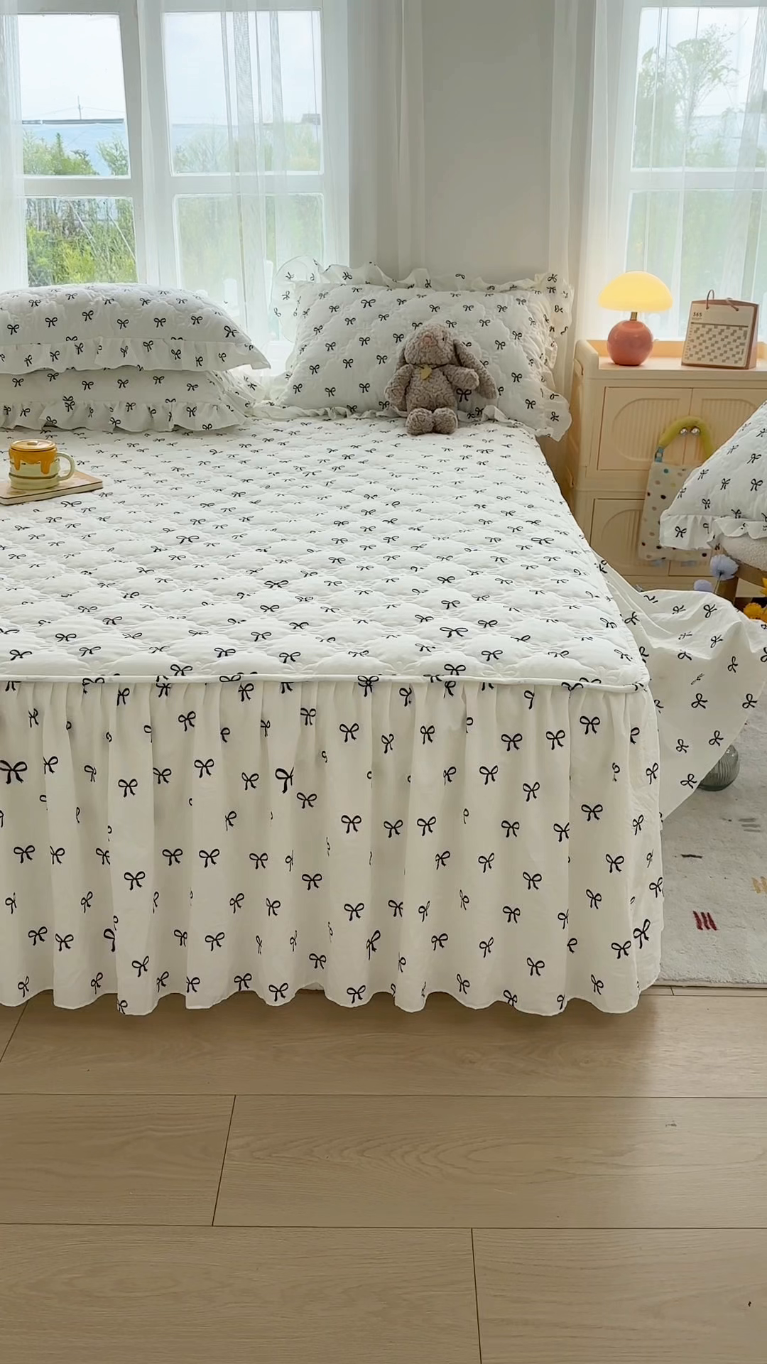 91家纺网 家纺一手货源 找家纺 忘忧草 2025新款亲肤水洗棉夹棉床裙--小清新系列 蝴蝶结