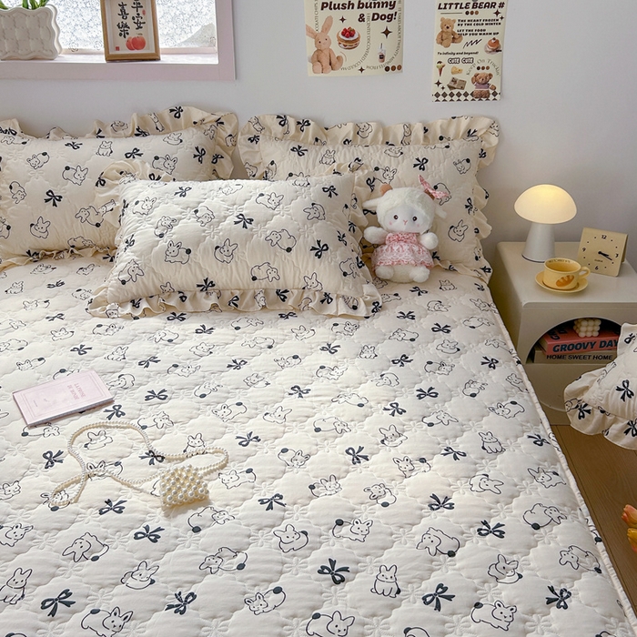 91家纺网 家纺一手货源 找家纺 忘忧草 2025新款亲肤水洗棉夹棉床裙--小清新系列 心动兔兔