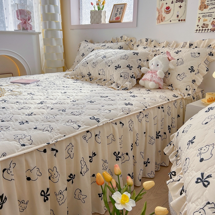 91家纺网 家纺一手货源 找家纺 忘忧草 2025新款亲肤水洗棉夹棉床裙--小清新系列 心动兔兔