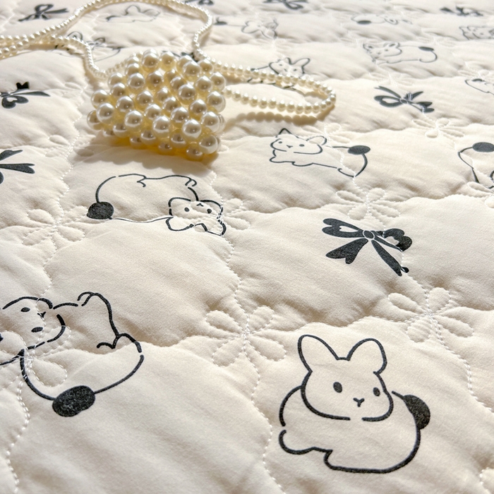 91家纺网 家纺一手货源 找家纺 忘忧草 2025新款亲肤水洗棉夹棉床裙--小清新系列 心动兔兔