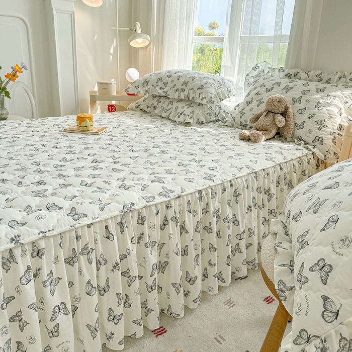 91家纺网 家纺一手货源 找家纺 忘忧草 2025新款亲肤水洗棉夹棉床裙--小清新系列 蝶恋花