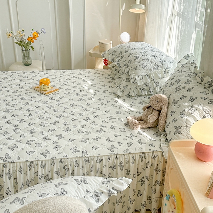 91家纺网 家纺一手货源 找家纺 忘忧草 2025新款亲肤水洗棉夹棉床裙--小清新系列 蝶恋花