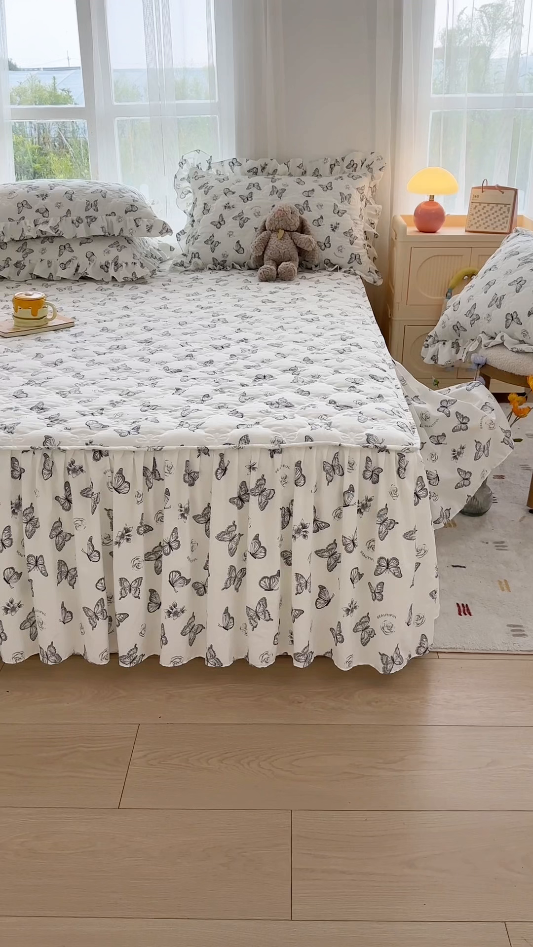 91家纺网 家纺一手货源 找家纺 忘忧草 2025新款亲肤水洗棉夹棉床裙--小清新系列 蝶恋花