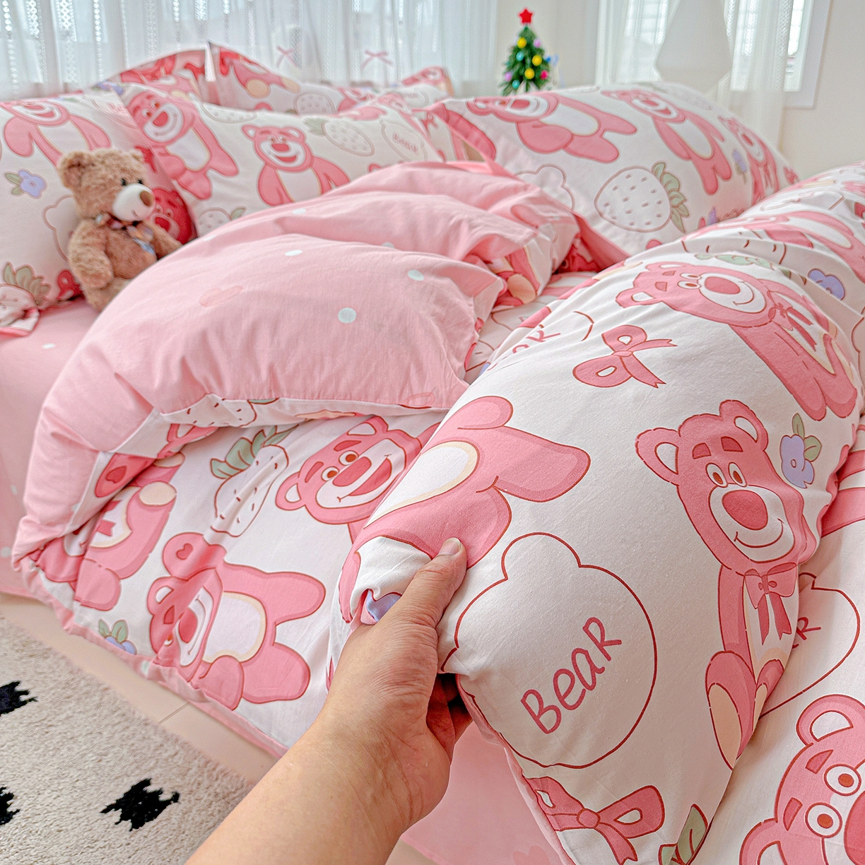 91家纺网 家纺一手货源 找家纺 恩泽家纺 2025新款全棉纯棉12868喷气印花系列四件套-第二批 草莓熊