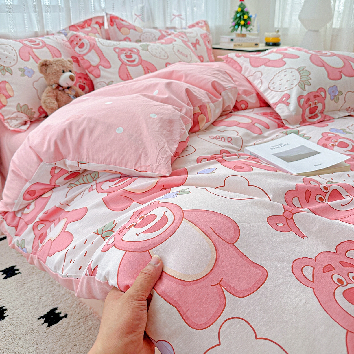 91家纺网 家纺一手货源 找家纺 恩泽家纺 2025新款全棉纯棉12868喷气印花系列四件套-第二批 草莓熊