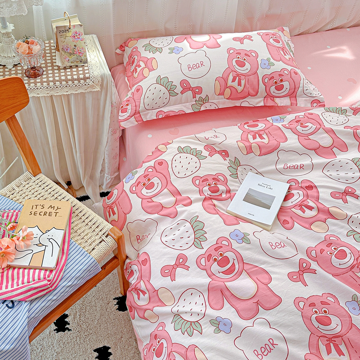 91家纺网 家纺一手货源 找家纺 恩泽家纺 2025新款全棉纯棉12868喷气印花系列四件套-第二批 草莓熊