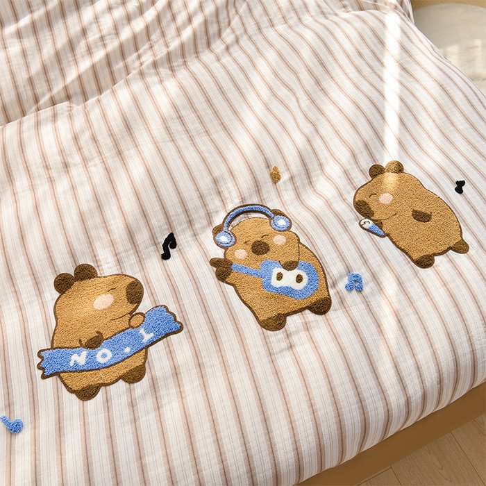 91家纺网 家纺一手货源 找家纺 炫拼家纺 2025新款泡芙系全棉纯棉A类40支双层纱卡通毛巾绣四件套 卡皮派对