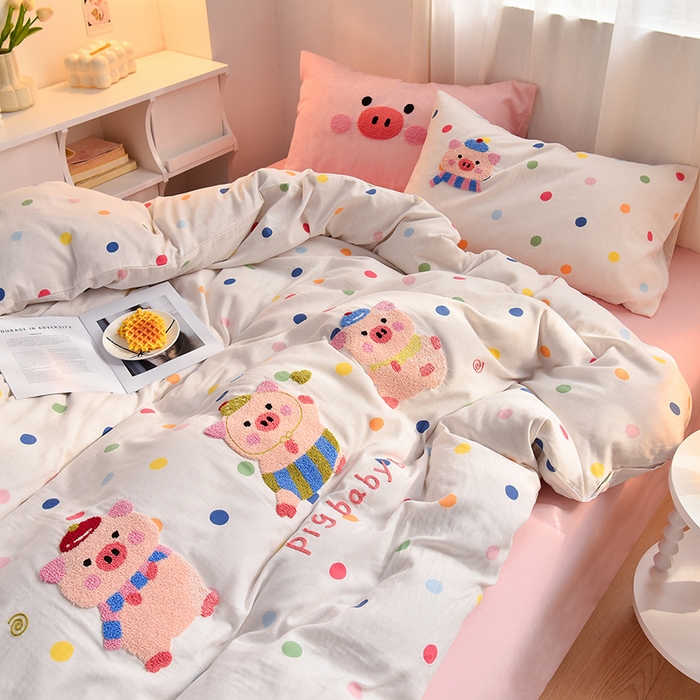 91家纺网 家纺一手货源 找家纺 炫拼家纺 2025新款泡芙系全棉纯棉A类40支双层纱卡通毛巾绣四件套 三只小猪