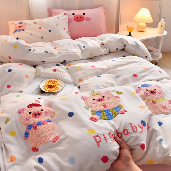 91家纺网 家纺一手货源 找家纺 炫拼家纺 2025新款泡芙系全棉纯棉A类40支双层纱卡通毛巾绣四件套 三只小猪